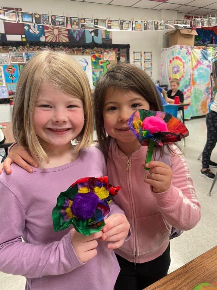 RochellRangers's tweet photo. Our PreK class came for a visit today in the art room for a lesson taught by our 6th grade art students! ❤️💙 https://t.co/8OEy3cvX5I