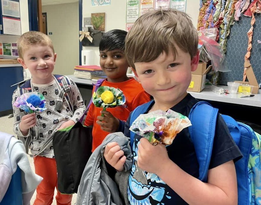 RochellRangers's tweet photo. Our PreK class came for a visit today in the art room for a lesson taught by our 6th grade art students! ❤️💙 https://t.co/8OEy3cvX5I