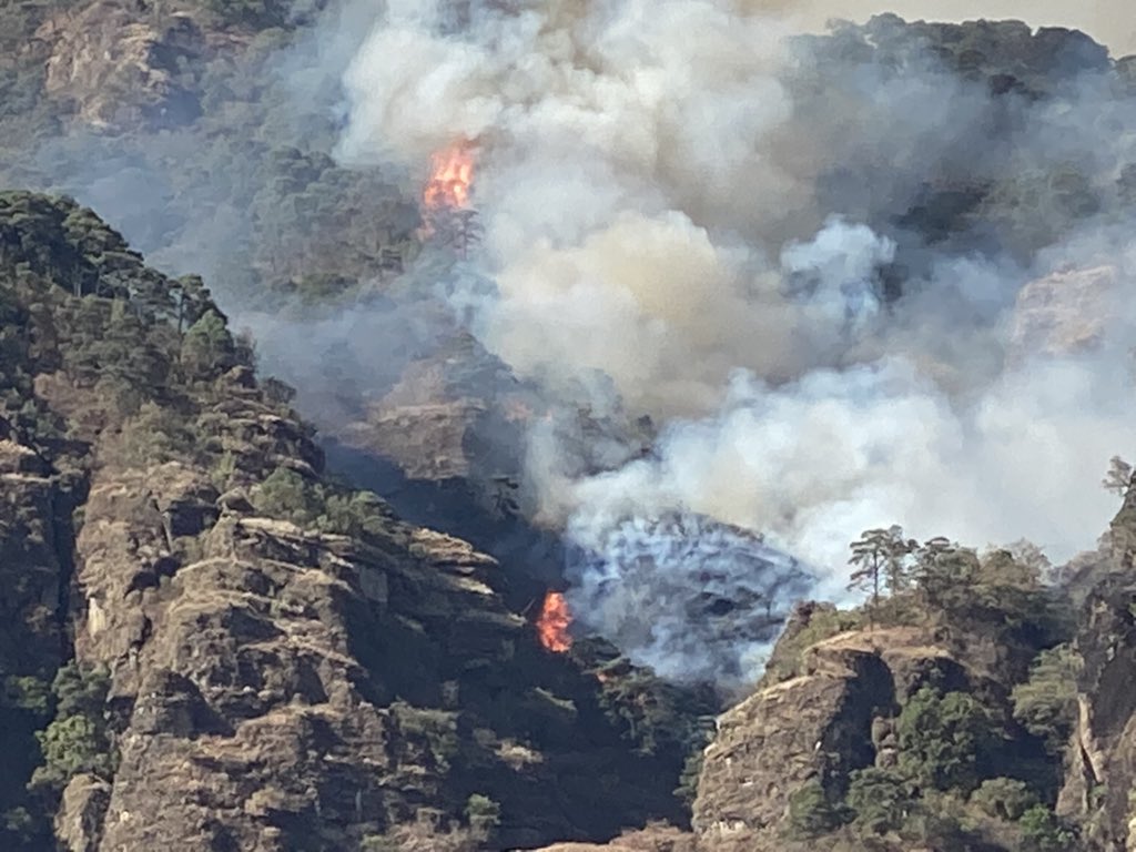 Juleszen's tweet photo. Se quema el Tepozteco ayuda @Bomberos_CDMX @bomberosmuni @BVoluntariosGT https://t.co/HMrdnynrIS
