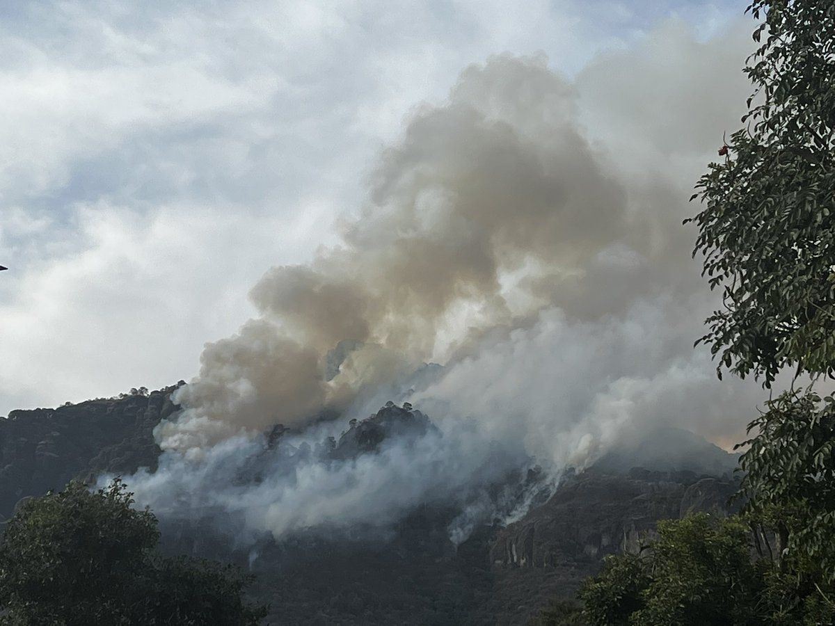 christacgro's tweet photo. Así se veía el #tepozteco en la mañana y así está ahora. #tepoztlán https://t.co/vEQUiBfyPH