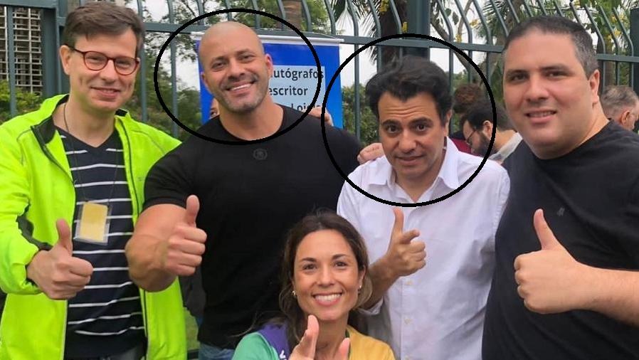 Aqui está a foto do Daniel Silveira DESCUMPRINDO ORDEM JUDICIAL!! Encontrou-se com outro investigado no inquérito!

Consigo 100 comentários aqui marcando o <a href="/alexandre/">Alexandre de Moraes</a> ?

Vai voltar pra JAULA!