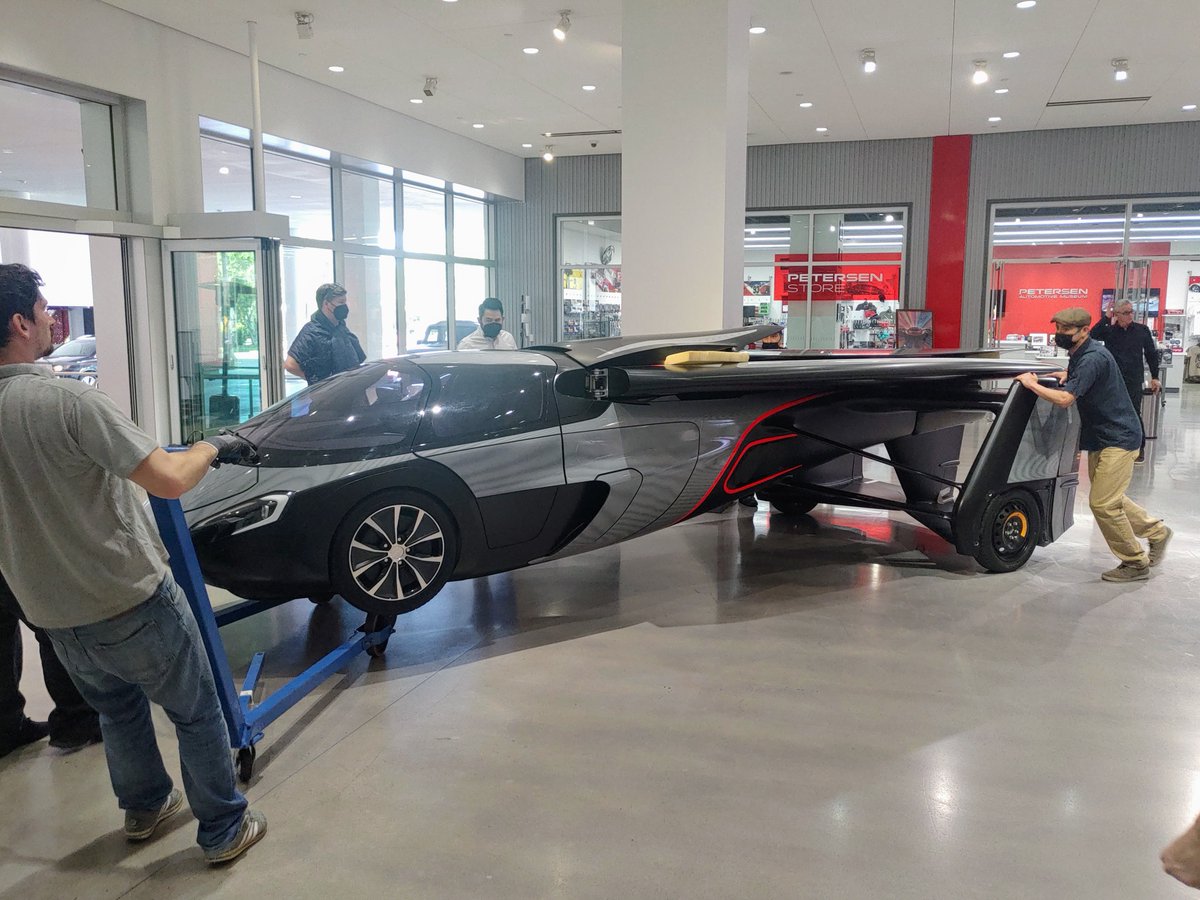 AeroMobil tweet media