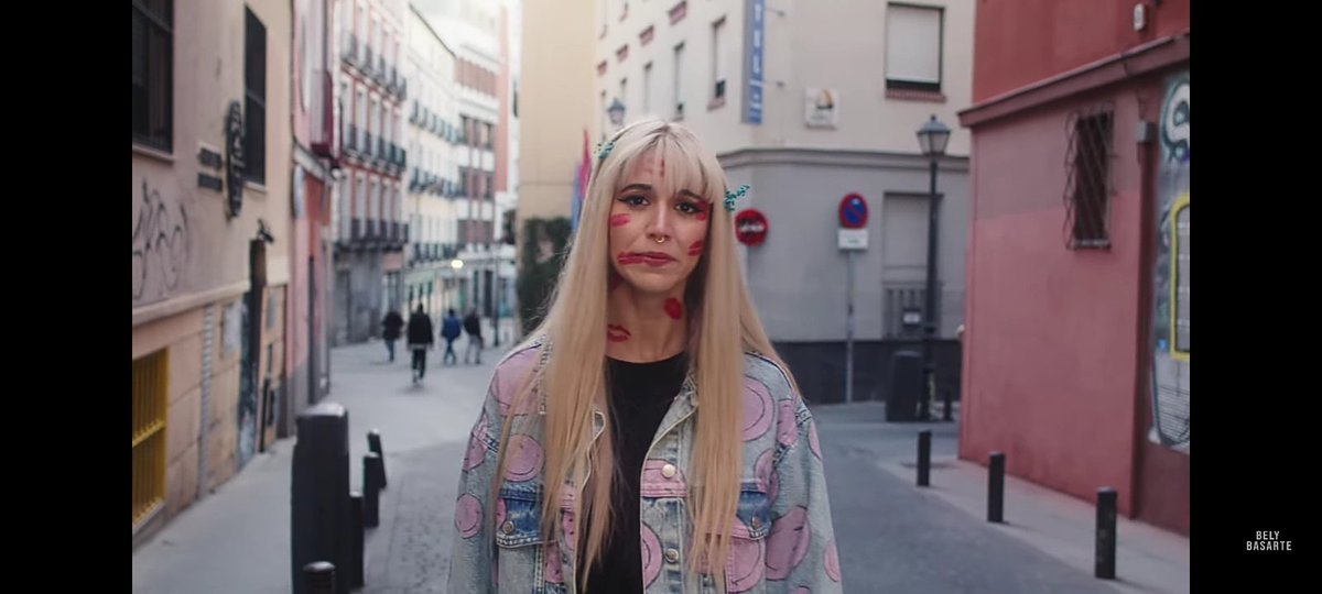 _guapayelegante's tweet photo. mi interpretación de los besos: símbolo de la violencia que se camufla con amor, de las heridas que se justifican con un "lo hago/digo porque te amo", "es que te quiero cuidar", "busco lo mejor para vos". al final sigue siendo violencia y deja una marca, aunque se maquille. https://t.co/diZbR3h1V3