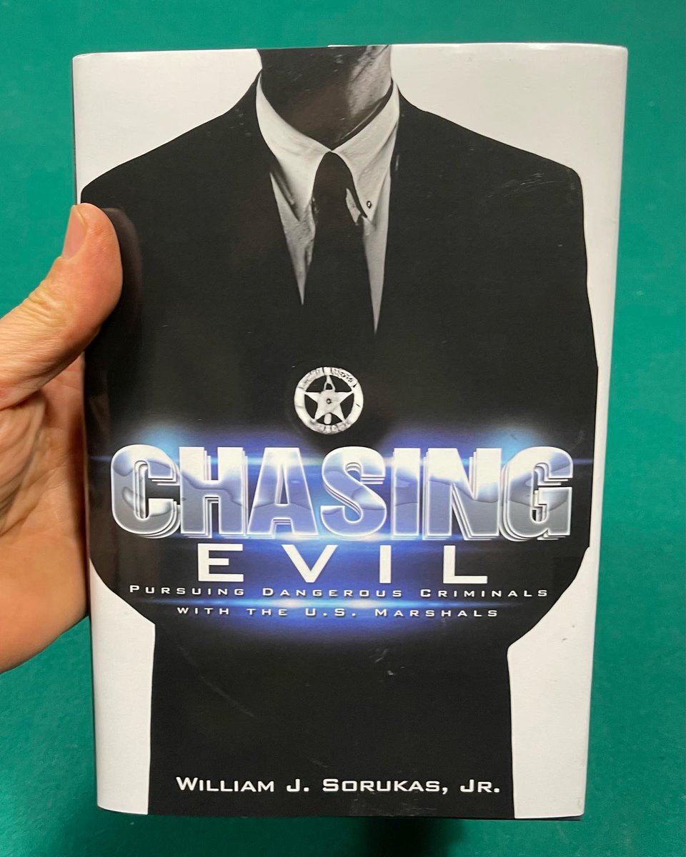 makinapodcaster's tweet photo. Listened to EP 40 of @GameOfCrimes last wk &amp; really enjoyed their interview w/ US Marshal Bill Sorukus, Jr. that we went out &amp; bought his 📕, “Chasing Evil”, on @amazon…or so we thought. 🤔 Looks like his book entered Witness Protection.🤦🏻‍♂️ #RightCover #WrongBook #SailingAnyone⛵️ https://t.co/VqY2GLa72R