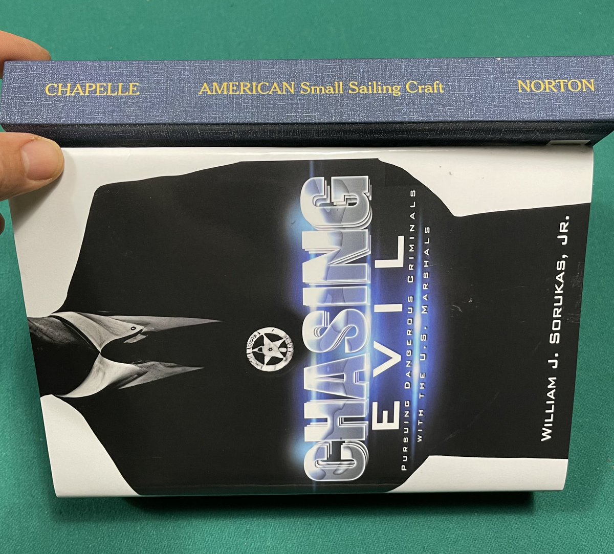 makinapodcaster's tweet photo. Listened to EP 40 of @GameOfCrimes last wk &amp; really enjoyed their interview w/ US Marshal Bill Sorukus, Jr. that we went out &amp; bought his 📕, “Chasing Evil”, on @amazon…or so we thought. 🤔 Looks like his book entered Witness Protection.🤦🏻‍♂️ #RightCover #WrongBook #SailingAnyone⛵️ https://t.co/VqY2GLa72R