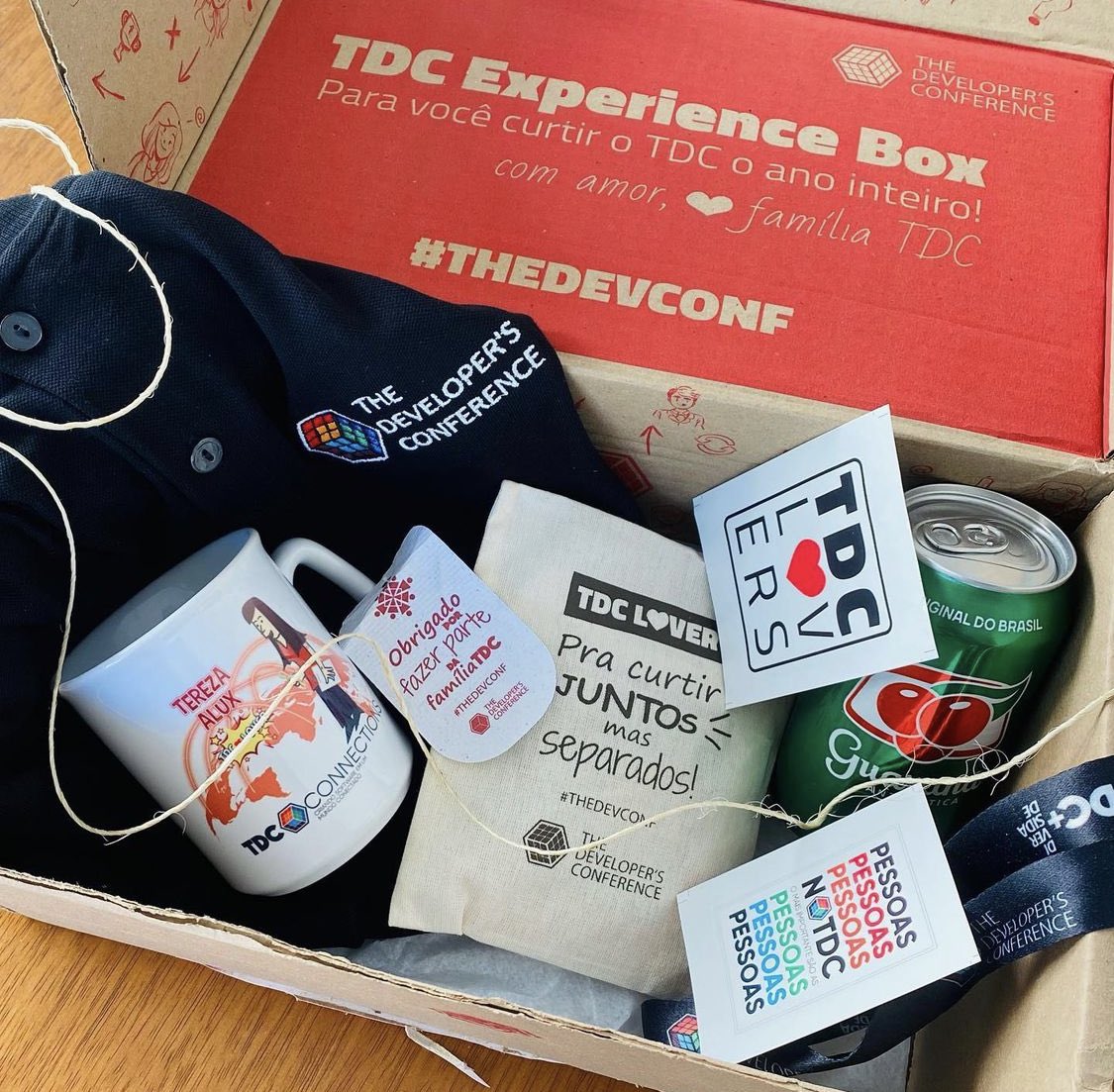 terezaalux's tweet image. My kit arrived with my personalized TDC mug, t-shirt, stickers, snacks and guarana! 😍 I love being part of the @thedevconf family ❤️ meeting amazing people and the exchanges we promote. Gratitude! 💝 #TDC #TDC2022 #thedevconference #conferences #uxconference #designconference