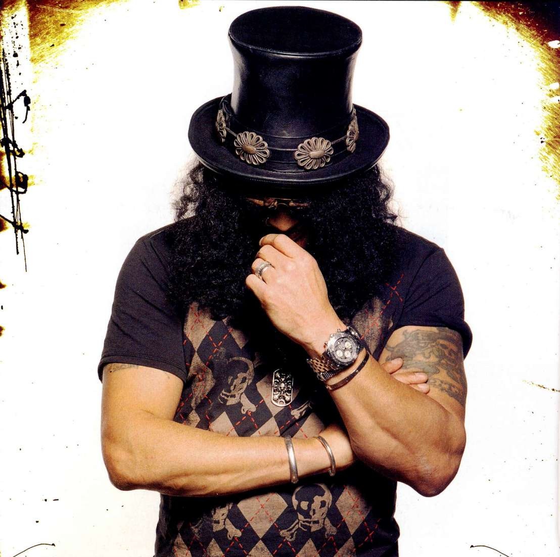 SlashArmy_ARG's tweet photo. Slash durante una sesión de fotos para la revista Guitar World - Mayo de 2010 🎩🤘🏻
📸: @RossHalfin
#slash @slash #slashandfriends #slash2010 #slashonmagazine #guitarworld #guitarworldmagazine #slashsolophotoshoot #rnfnr #photography #photoshoot https://t.co/eLJgUwWPN0