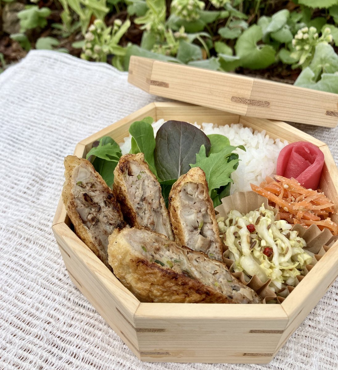 aya_wappabento's tweet photo. ‥今日のお弁当‥
油揚げ餃子
人参の胡麻和え
白菜の塩麹ザワークラウト
紅生姜
おはようございます。
今日は、油揚げで簡単餃子。
春の雨で育った椎茸をたっぷりつかって。
ザワークラウトは余り白菜で。
塩麹がいい感じです☺️
#おべんとう #今日のお弁当 #お弁当記録 #てづくりおべんと365 #obeto https://t.co/WyowxvaAlE