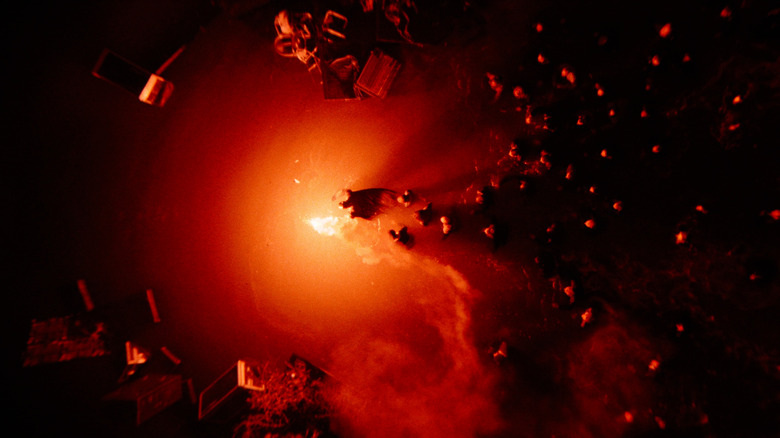 BATMANONFILM's tweet image. #TheBatmanMovie's finale with The Batman leading the way with that torch is one of the greatest scenes in Batman on film history. (That includes what came immediately before and after...y'all know what I'm talking about!)