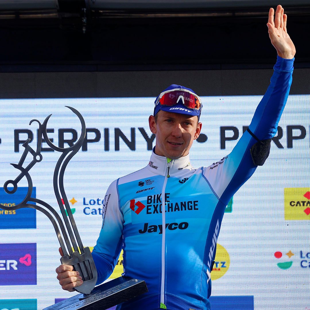 Forget ‘caps not hats’: I’m loving that ‘thermal jackets’ - high-collared, thick-materialed jerseys - are still a thing in pro cycling, at least on podiums, after 40+ years.
📷 Cor Vos