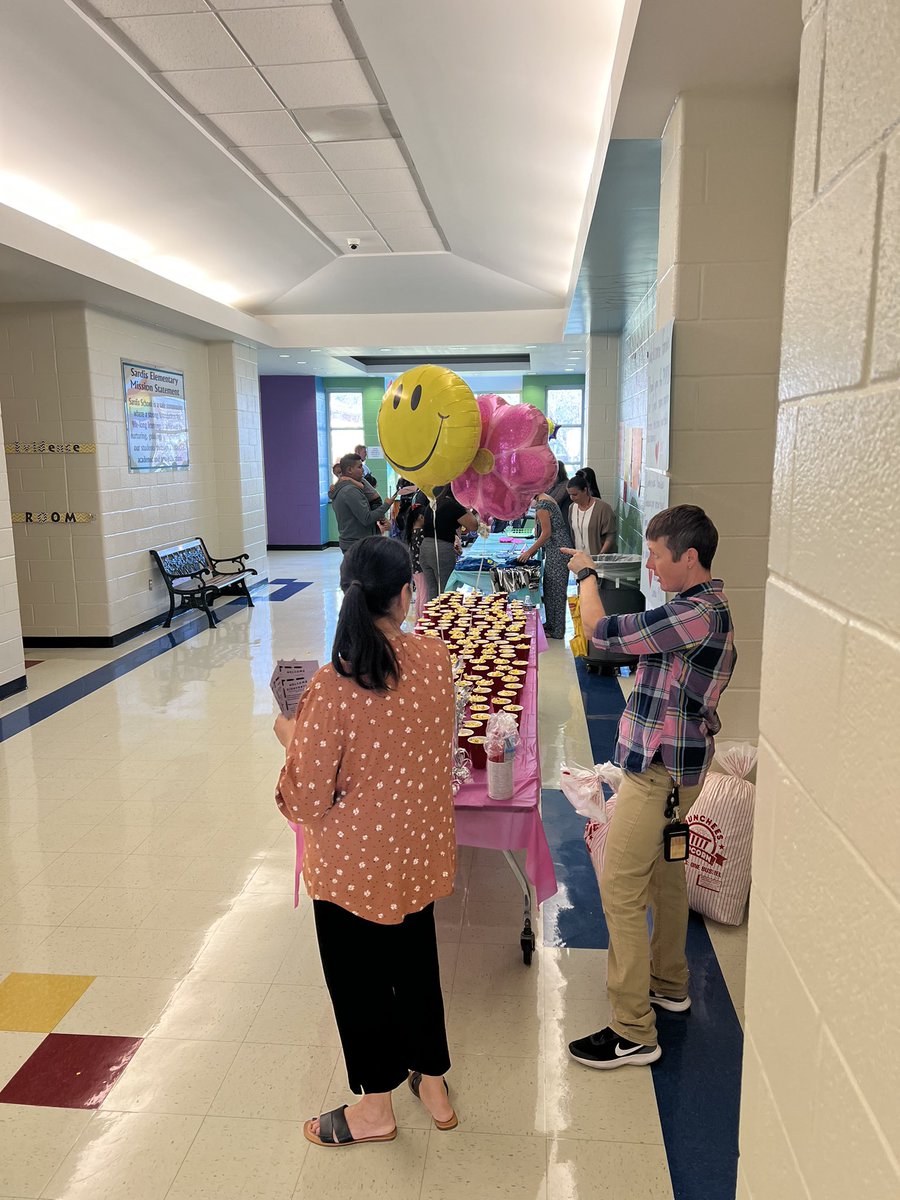 ManessJosephine's tweet photo. Schools are back open to the community so we held an open house to welcome our families back! Our hearts are full and it was an amazing night! Smiles and laughter were all around! @SardisESNC @UCPSNC @AGHoulihan @KevinBeals2 @kellylmarks54 https://t.co/CaUvXzuZCv