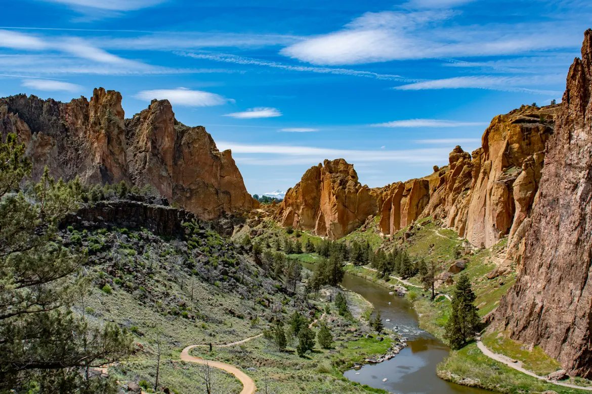 What to do in Smith Rock State Park, Oregon: bit.ly/SmithRock_OR 

#TravelOregon | #PDX | #TheGorgeGuide