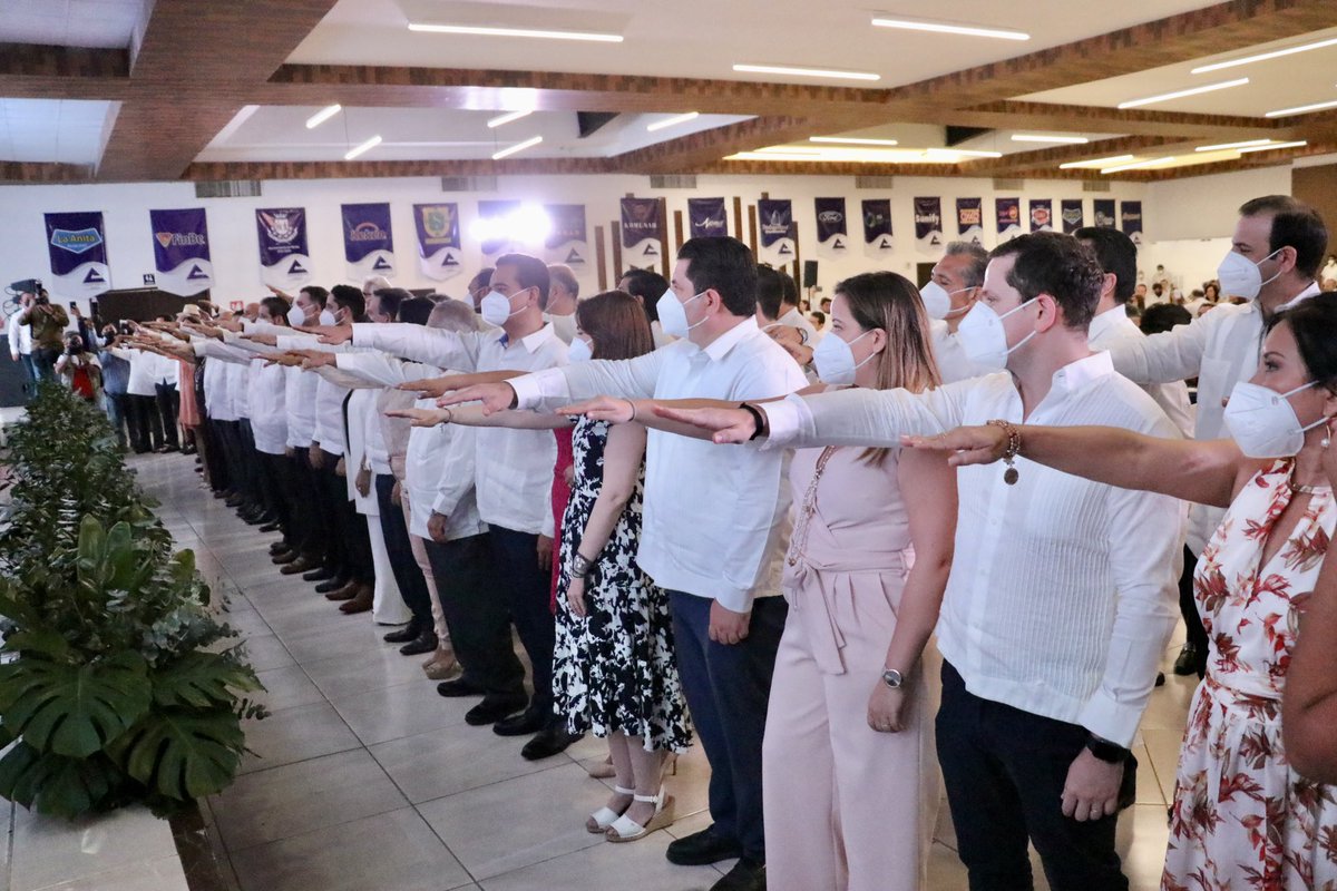 Asistí a la toma de compromiso del presidente de la <a href="/canacomerida/">canacomerida</a>, Lic. <a href="/IRG2021/">Iván Rodríguez Gasque</a>, y el nuevo consejo directivo para el periodo 2022-2023, a quienes les deseo mucho éxito. 

Sumando esfuerzos, el comercio y el turismo seguirán impulsando la reactivación económica de #Yucatán.