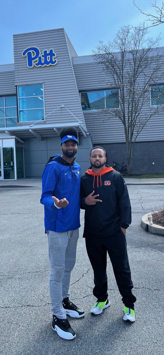 TiUnderwood's tweet photo. QC’s in Miami to now seeing my brother as the Secondary/Corners coach for the Cincinnati Bengals. S/o to coach B. Flores for giving us an opportunity to learn, grow, and meet each other. Real one’s are on the rise in this profession and they know it! Proud of you bro! @ChuckB_18 https://t.co/D4U1AbbG7Y
