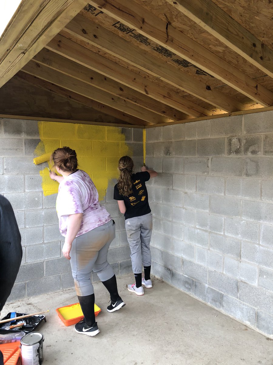 pvladysoftball's tweet photo. Great effort during our 3 hour practice and then onto finish the painting of our dugouts. Thank you to our Booster Club for the Pizza! #teamculture #fullshift #service https://t.co/REKXEnB3FN