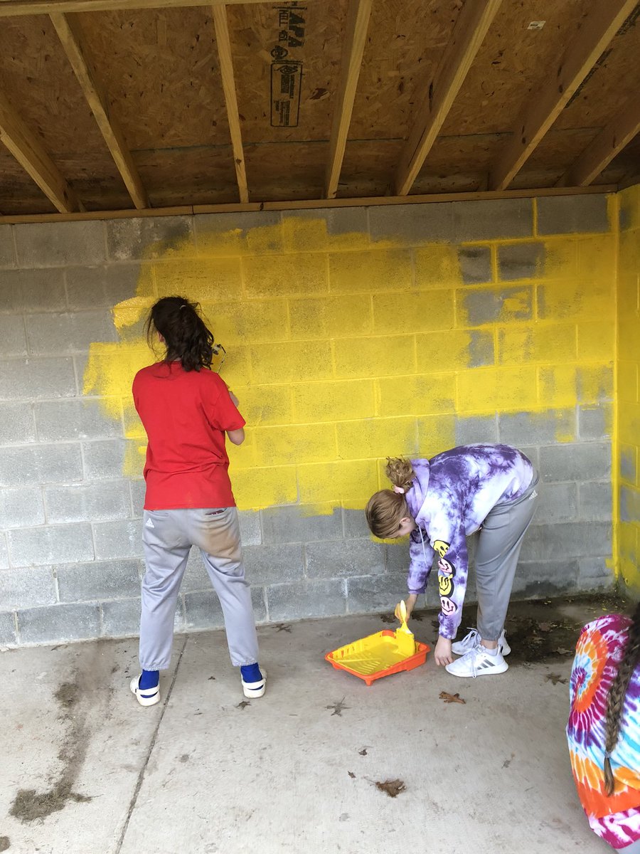 pvladysoftball's tweet photo. Great effort during our 3 hour practice and then onto finish the painting of our dugouts. Thank you to our Booster Club for the Pizza! #teamculture #fullshift #service https://t.co/REKXEnB3FN