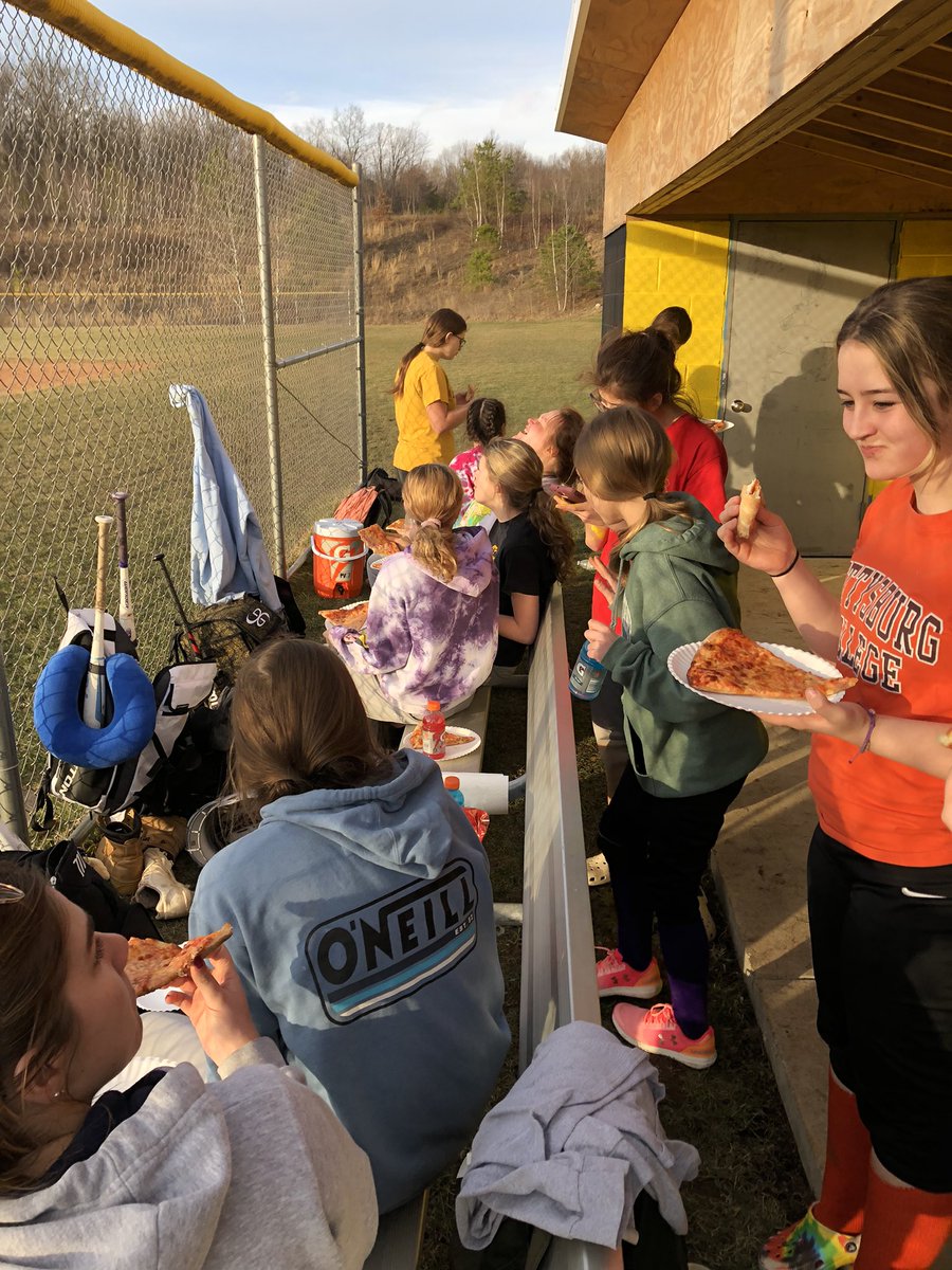 pvladysoftball's tweet photo. Great effort during our 3 hour practice and then onto finish the painting of our dugouts. Thank you to our Booster Club for the Pizza! #teamculture #fullshift #service https://t.co/REKXEnB3FN