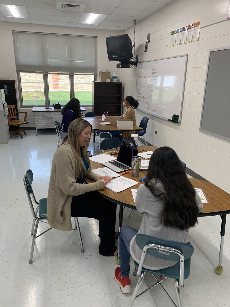 cemorgan22's tweet photo. It’s that time of year! @ChathamMiddle 8th grade registering for @JMHSJets @CMSfeelgood and the students services team helping students make the best choices https://t.co/oiFRyburY4