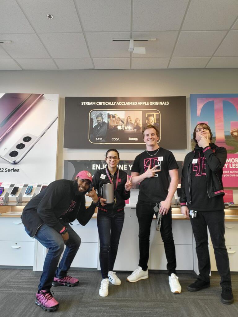 staylor0515's tweet photo. Had an absolute blast spending some time with these Magenta Rockstars at the Dallas Rd Store of Marietta, GA! All while dropping some knowledge on our Amazing Home Internet!
#ChecktheBars👀 @carndoggydog https://t.co/IRMHHNVp8P