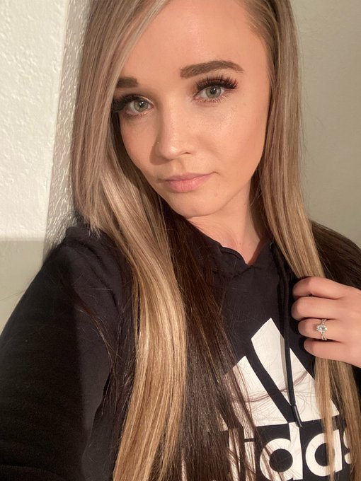 That ring tho 😏🤍 https://t.co/vw7oKYBx7N