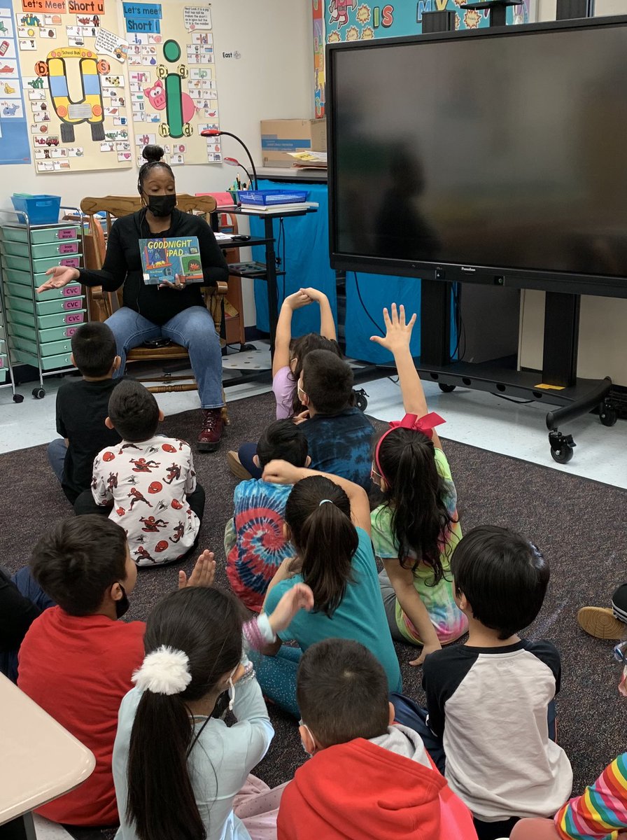 Serone_Students's tweet photo. Listening to “Goodnight iPad” with our IFT, Ms. Jackson. Students had a great discussion about taking a break from devices. @SugarlandES @sorrymsjacksonw https://t.co/Xq1S2HTNwU
