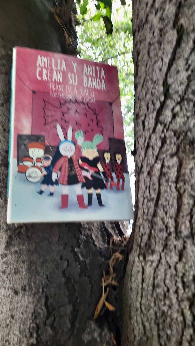 Franunica1's tweet photo. Vendo (especial para la Pascua de Resurrección) este genial libro donde AMELIA y ANITA crean su banda. #RT PLEASE. Gracias https://t.co/8V6qx2RxSV