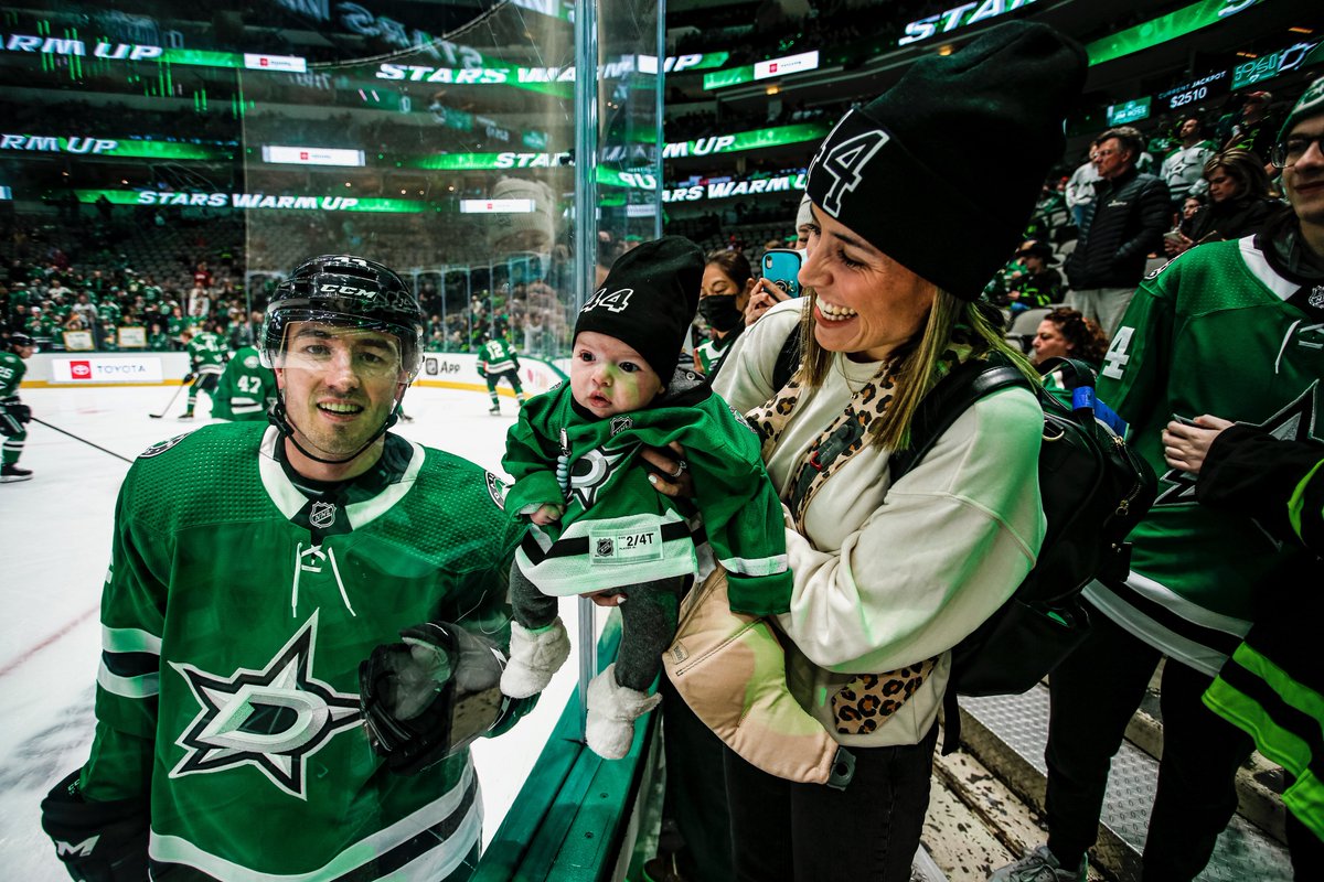 DallasStars's tweet photo. Hudson Hanley’s first game 💚

@Jhanz44 | #TexasHockey https://t.co/Nk71i9TFlT
