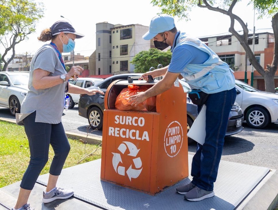 munisurco1's tweet photo. Junto a #ReciclaLatam y la Empresa Municipal de Santiago de Surco (Emusssa), concientizamos a los vecinos sobre el cuidado del medio ambiente, los beneficios del reciclaje y más. ♻️🌎 https://t.co/AkmH40CCTj