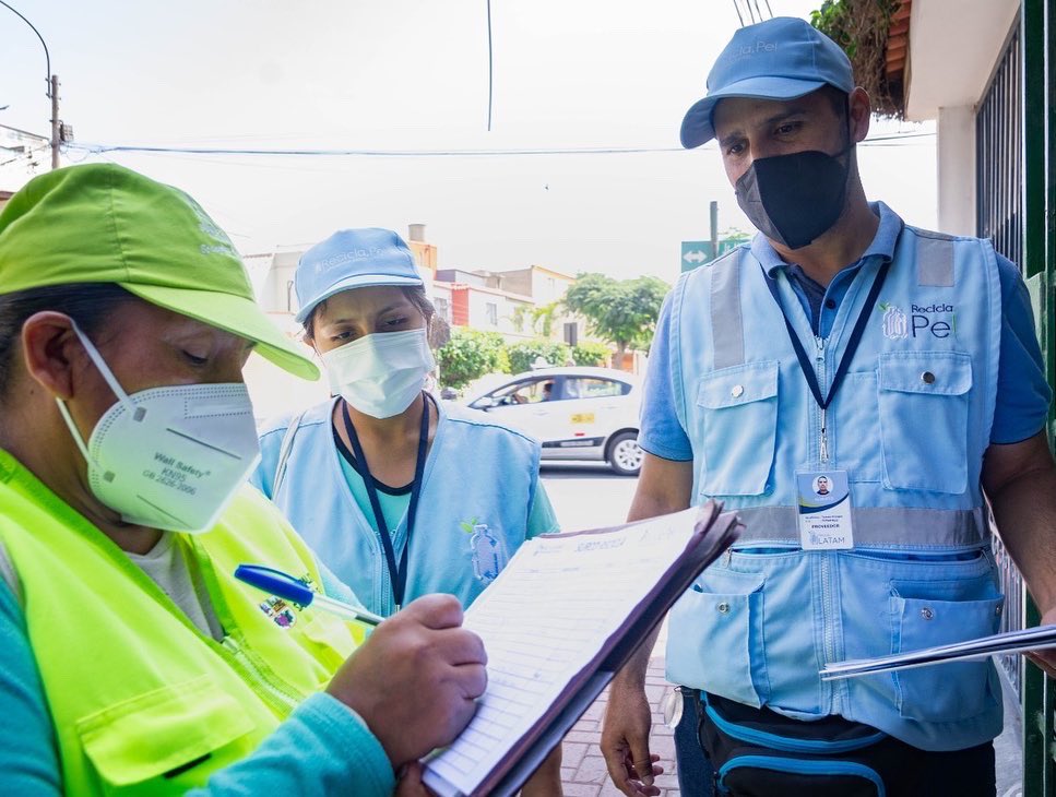 munisurco1's tweet photo. Junto a #ReciclaLatam y la Empresa Municipal de Santiago de Surco (Emusssa), concientizamos a los vecinos sobre el cuidado del medio ambiente, los beneficios del reciclaje y más. ♻️🌎 https://t.co/AkmH40CCTj