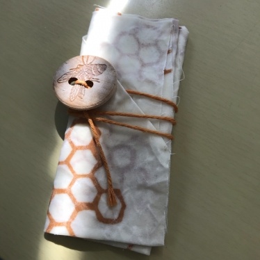 aandf_corp's tweet photo. 楽しくコンパクトなお弁当に【BEE'S WRAPビーズラップ】可愛い大きなボタンが付いていてサンドイッチを包む時も、ほどいて食べる時も毎回ワクワクします。いつものランチタイムがピクニックのようです。 https://t.co/YbnQstpGjk
#ビーズラップ #beeswrap https://t.co/7CT3rSZ64Y