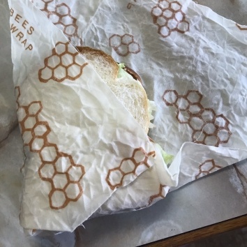 aandf_corp's tweet photo. 楽しくコンパクトなお弁当に【BEE'S WRAPビーズラップ】可愛い大きなボタンが付いていてサンドイッチを包む時も、ほどいて食べる時も毎回ワクワクします。いつものランチタイムがピクニックのようです。 https://t.co/YbnQstpGjk
#ビーズラップ #beeswrap https://t.co/7CT3rSZ64Y