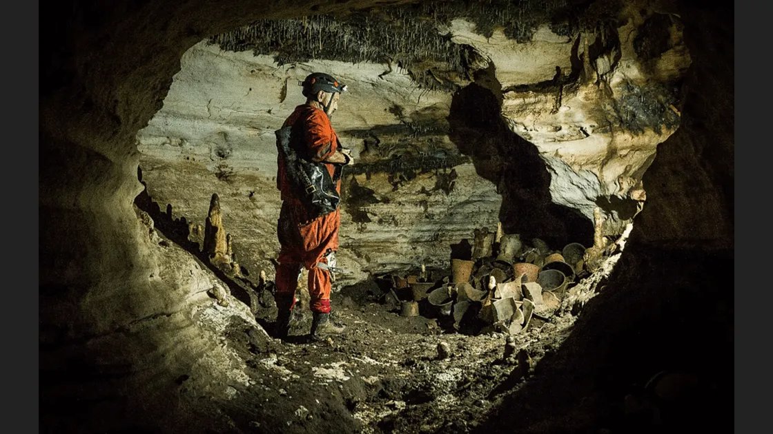 Какую вещь бекки нашли в пещере. Пещера с артефактами Майя в Мексике. Гильермо де анда археолог. Археологи в пещере.