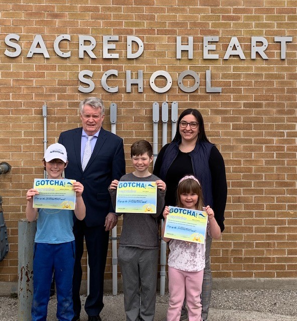 sacredheartcsw's tweet photo. Abby, William, and Nate were presented with a certificate of thanks and recognition for helping a neighbour on the way to school one morning. 2/3 https://t.co/Oqndzj2GC9