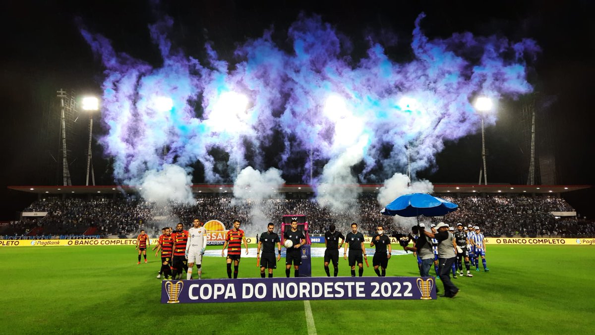 jornalistavmelo's tweet photo. Repórter fotográfico Ailton Cruz manda a foto da entrada dos times em campo. Festa bonita no Rei Pelé. #trreipele https://t.co/lnOT3MMsbL