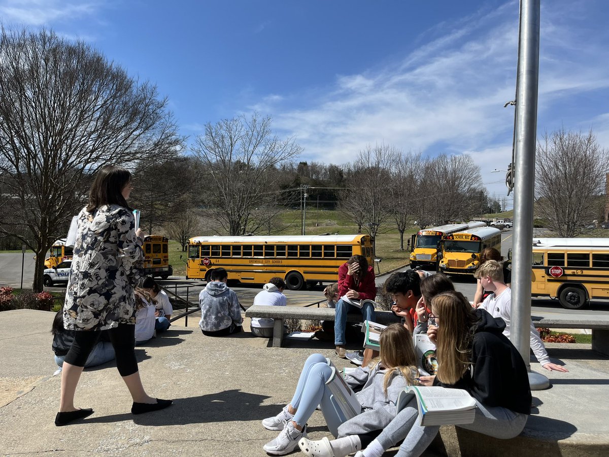 racheladamstn's tweet photo. Today was my lucky day! I joined S’s in Ms. Herrell’s 8th grade ELA class collaboratively researching to build their knowledge before reading challenging historical fiction, & they even took class outside on a beautiful day! #devilstrong #engagement #academicscholars @gms_tn https://t.co/VQjOAjC6Cf