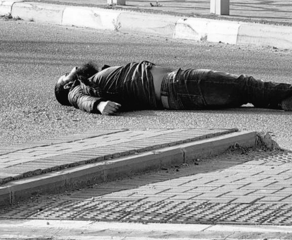 إن لله عباداً أتقياءَ أنقياءَ
مجهولون في الأرض معروفون في السماء، أحسبه واحداً منهم، عُمراً قصيراً طُورد فيه ثم اعتُقل واختتمه بشَهادة والله حسيبه، لانعرف اسمه ولكن الله يعرفه، رحمك الله وختم لنا بخاتمة السعادة وألحقنا بك