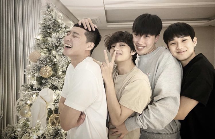 o taehyung fica tão pequeno perto do grupo de amigos dele 🥺