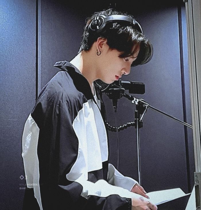 euforipia's tweet photo. 🎹· producing music with jeonggukie ! 
 ⠀⠀  ⠀⠀   ꕤ @Isforhopekook 

#JUNGKOOK #정국 #ジョングク @BTS_twt https://t.co/4qIqJty9fB