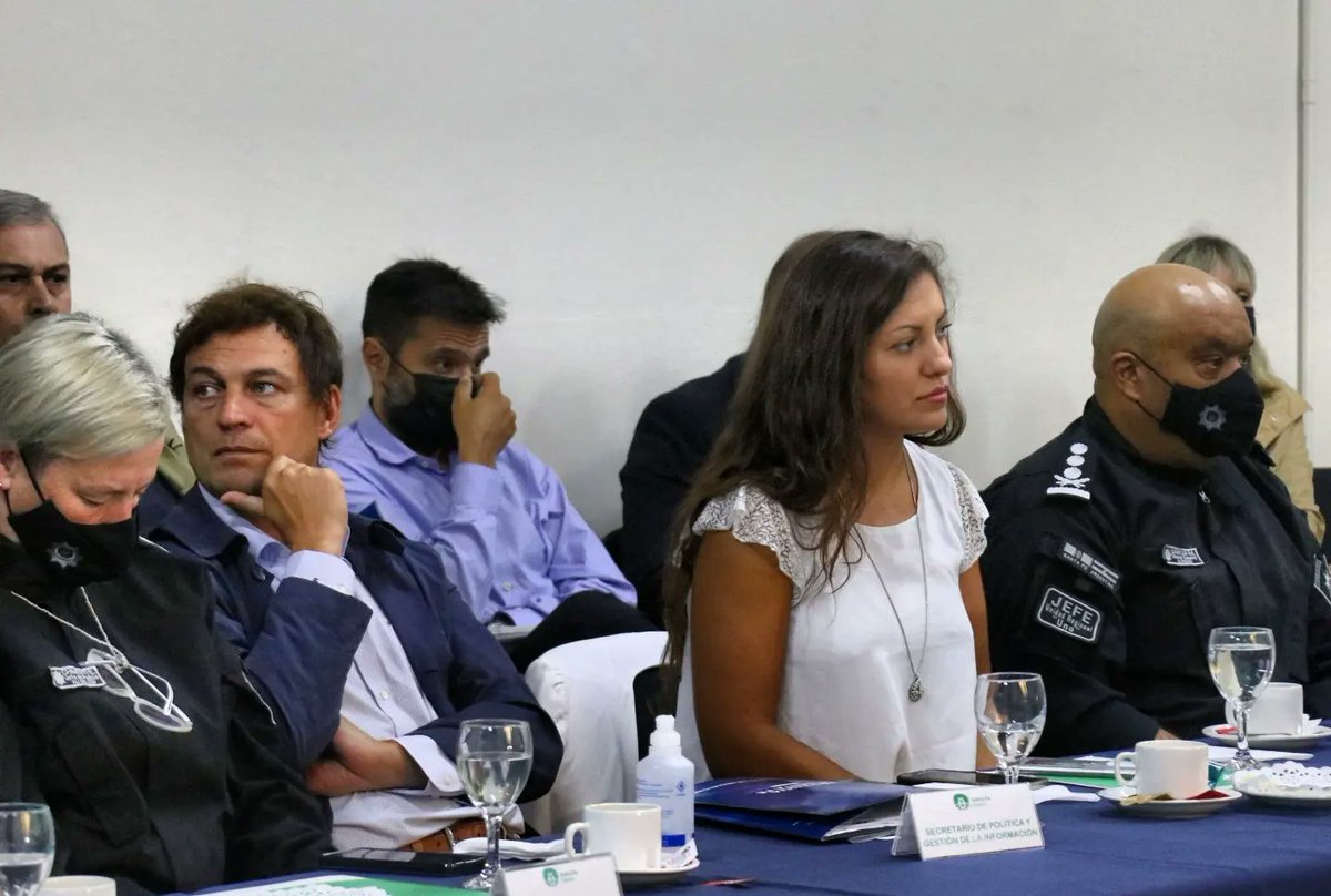 JassCapitanelli's tweet photo. Consejo de Seguridad #CiudadDeSantaFe
Junto al ministro Jorge Lagna, el intendente Emilio Jatón, autoridades del MPA, funcionarios provinciales, municipales y policiales; escuchamos a concejales, referentes y vecinalistas de la ciudad, con el fin de constituir una mesa de trabajo https://t.co/O01adwX7en