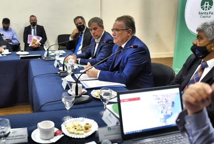 JassCapitanelli's tweet photo. Consejo de Seguridad #CiudadDeSantaFe
Junto al ministro Jorge Lagna, el intendente Emilio Jatón, autoridades del MPA, funcionarios provinciales, municipales y policiales; escuchamos a concejales, referentes y vecinalistas de la ciudad, con el fin de constituir una mesa de trabajo https://t.co/O01adwX7en