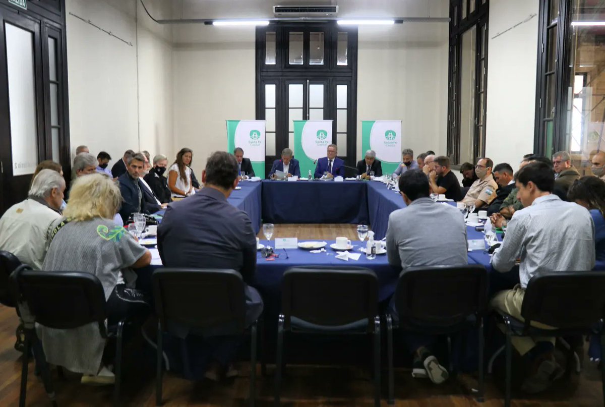JassCapitanelli's tweet photo. Consejo de Seguridad #CiudadDeSantaFe
Junto al ministro Jorge Lagna, el intendente Emilio Jatón, autoridades del MPA, funcionarios provinciales, municipales y policiales; escuchamos a concejales, referentes y vecinalistas de la ciudad, con el fin de constituir una mesa de trabajo https://t.co/O01adwX7en