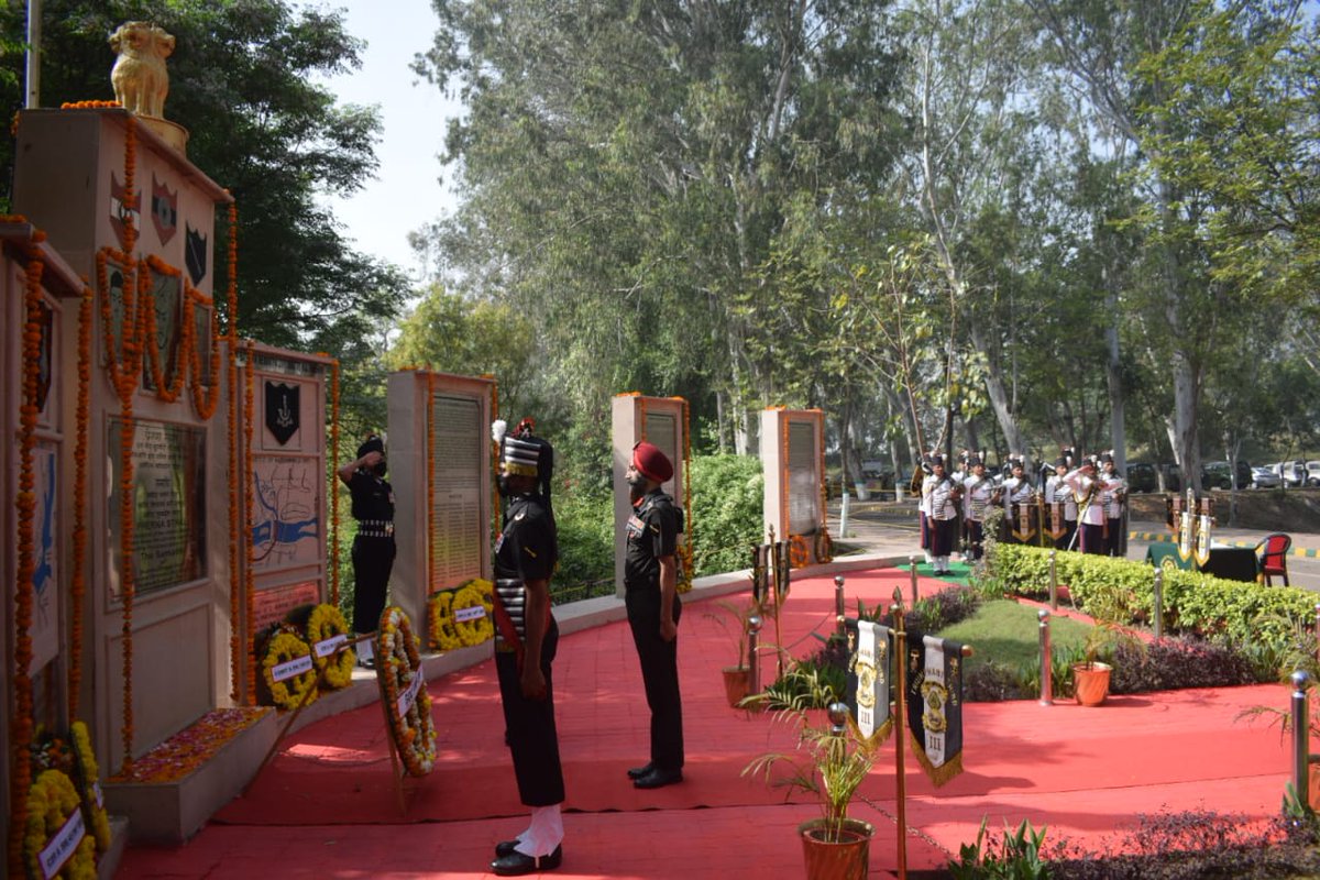 westerncomd_IA's tweet photo. #AzadiKaAmritMahotsav General Officer Commanding  #GoldenArrowDivision laid wreath at #Hussainiwala memorial to pay homage to the #Bravehearts Bhagat Singh, Rajguru and Sukhdev on Shaheed Diwas
@adgpi https://t.co/JVhNGfD2A0