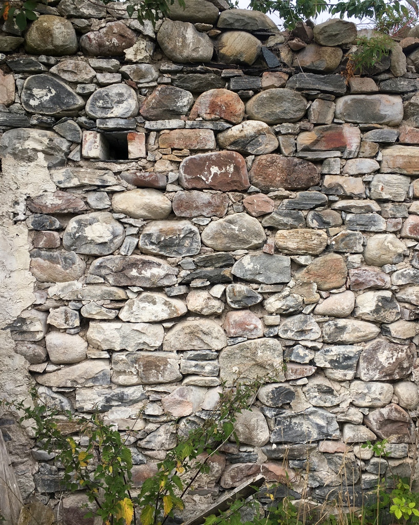 LocorumAnd's tweet photo. This wall from the remains of a Scottish bothy proudly displays the process behind its construction, one that should be considered for building, making, and creating in general. Building a stone wall like this involves taking highly heterogenous parts. 

#naturalstone https://t.co/eOAysN2HPM