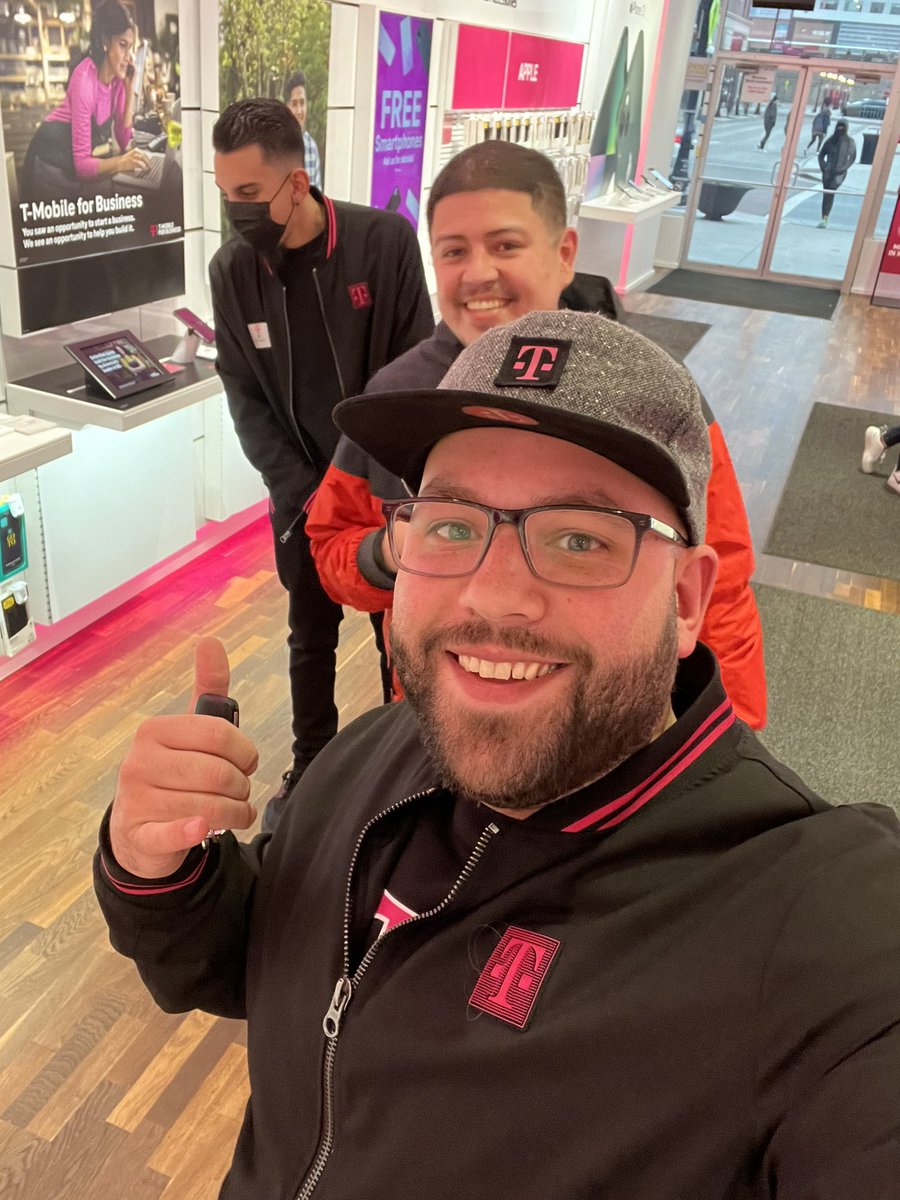 yeahitsmeRP's tweet image. Shout out to @ImThatGuyLeo and his team for welcoming me in and hyping up our Home Internet! @JediMasterGar and I missed the photo shoot today but plenty of time to make things happen! Looking forward to both their contributions! #MidwestMagic @john_huerta_tmo