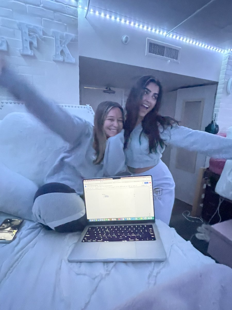 danis_land's tweet photo. Me and @LilliKasmen working for that extra credit #sgsx17 #aspectsoftheissue https://t.co/z6szTRyLKS