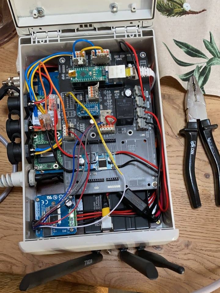 AndreAltmann4's tweet image. #Innovación, desarrollo continuo y tecnología libre, son los ingredientes para la #agricultura digital.
Nuestros conocimiento ancestrales de la mano de sensores y procesadores de #AgroBigData, nos permiten laborar con #sostenibilidad medible, trazable y auditable! 🇻🇪🚜🛰🌾