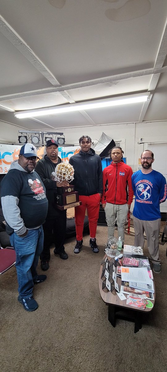 2Dawgs had 5A state championship of the @TMC_Basketball1 Chargers Coach Allison, Ty and Brayden. We had a lot of fun.
#2dawgssportstalk 
@Isaiah_t55 @2dawgsR @mspears96 @etanthomas36