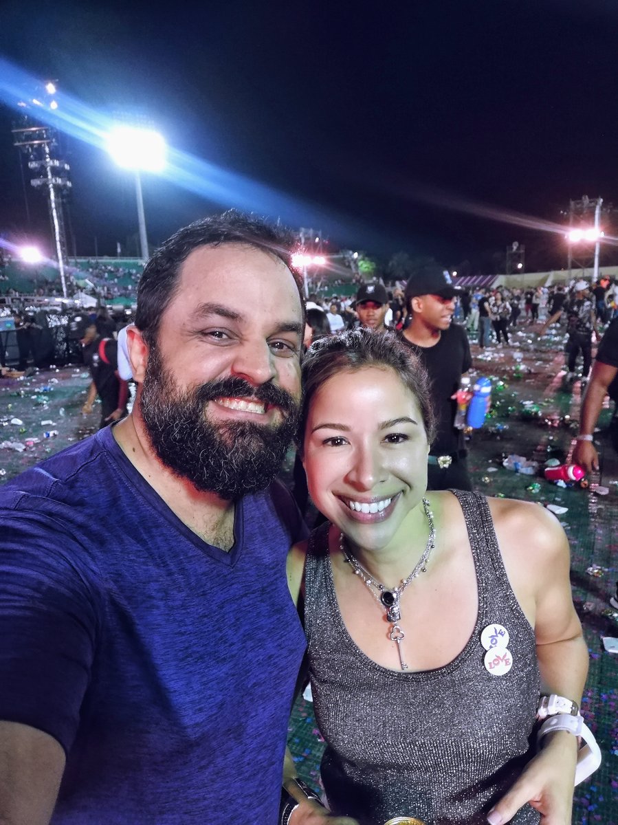 makatron's tweet photo. Me encontré con la muñeca @gisseltineo en el concierto #ColdplayRD https://t.co/kCZhKdenN6