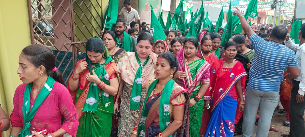 maheekshita's tweet image. Campaigned for bhubaneswar 43 no. Ward Corporater candidate Sri Bharat Lenka.

Thanks to the people for their wonderful response &amp;amp; respect they have shown for HCM @Naveen_Odisha .

#VoteForBJD 
#Votefordevelopement