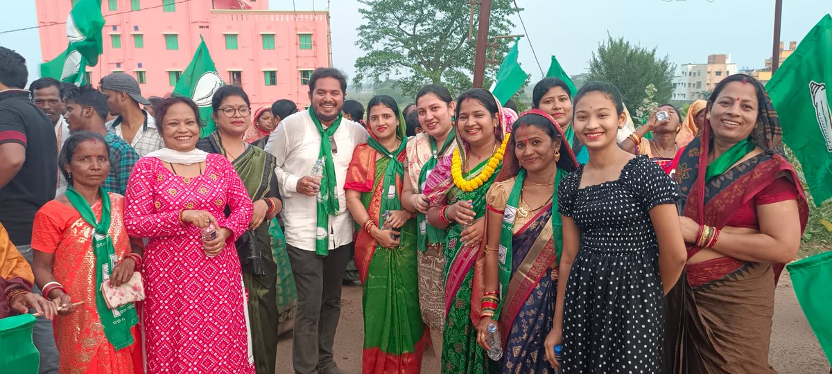 maheekshita's tweet image. Campaigned for bhubaneswar 43 no. Ward Corporater candidate Sri Bharat Lenka.

Thanks to the people for their wonderful response &amp;amp; respect they have shown for HCM @Naveen_Odisha .

#VoteForBJD 
#Votefordevelopement